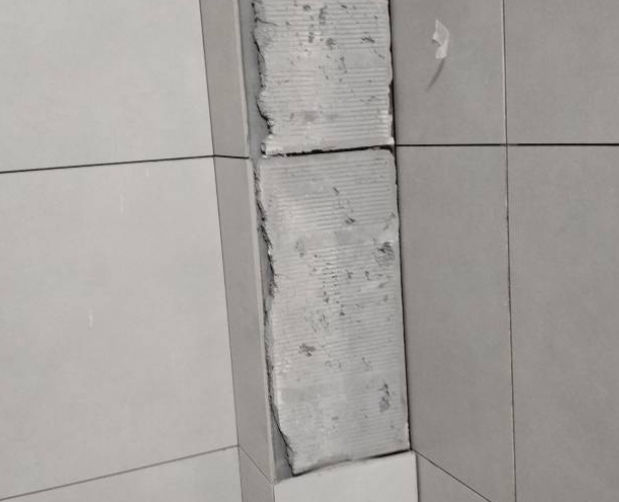 合肥市瓷砖空鼓维修公司分享下瓷砖施工前基层浇水润湿程度不足，可能导致以下问题